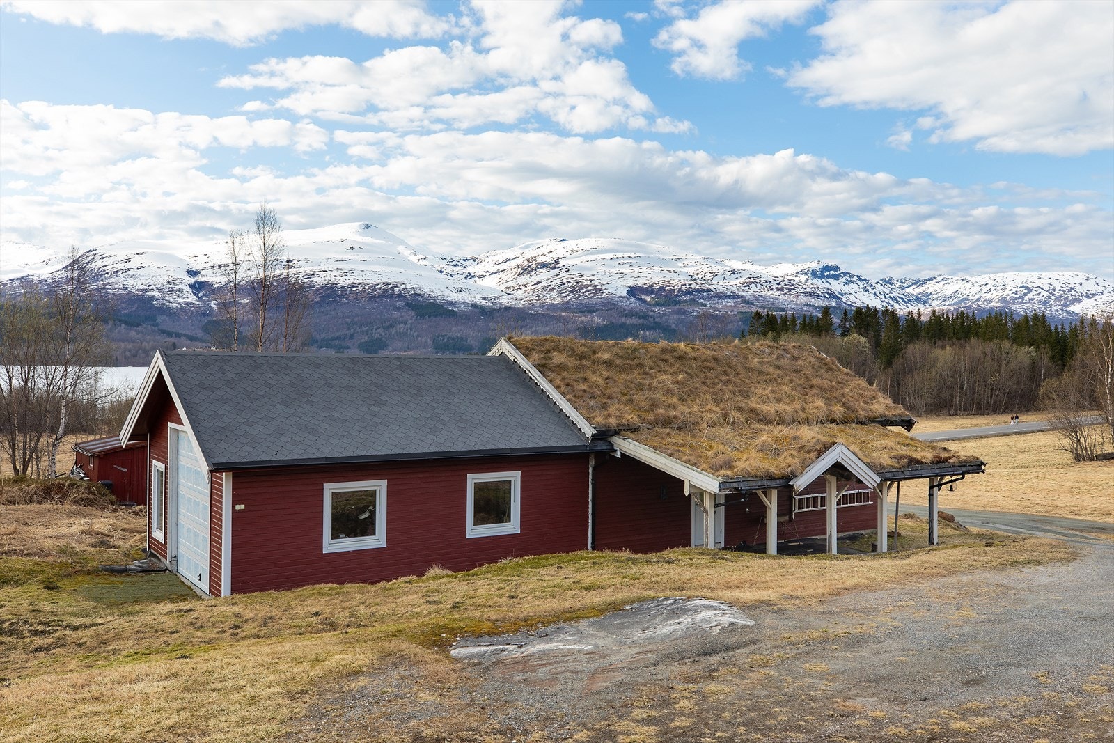 Uthus med Stall. Bygget er isolert og innredet forutenom midtpartiet mellom uthus og stallen. Innlagt strøm og fremlagt sommervann inn til stall. Se tilstandsrapporten for utfyllende beskrivelse Galleribilde