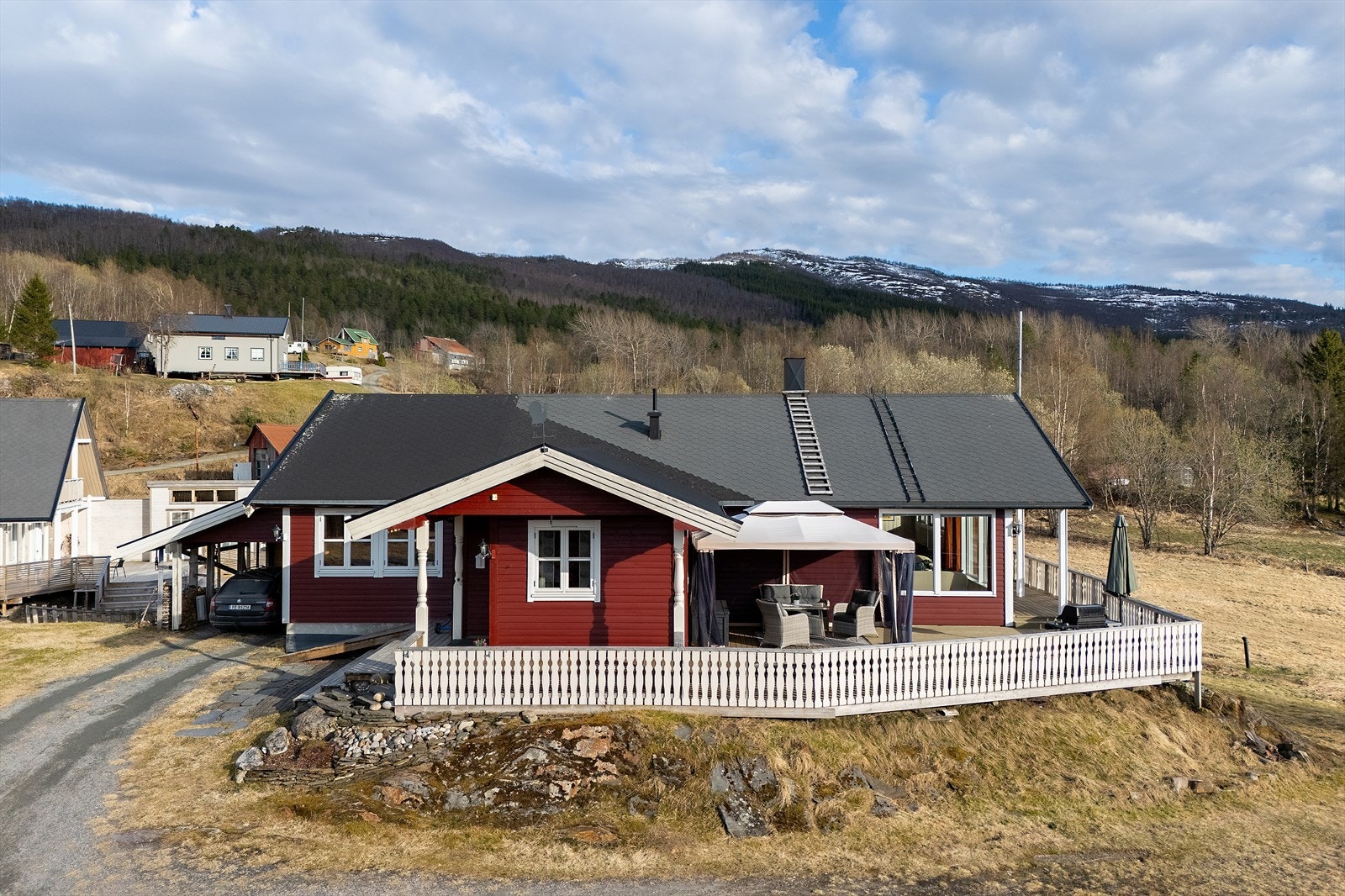 Huset ble bygd ut i 2002 med nytt inngangsparti, kjøkken, soverom og loftsrom med tilgang til kaldloft. Galleribilde