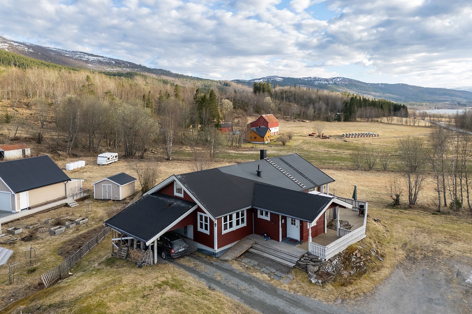 God oppstillingsplass på egen grunn - med garasje, carport og praktiske utearealer Galleribilde