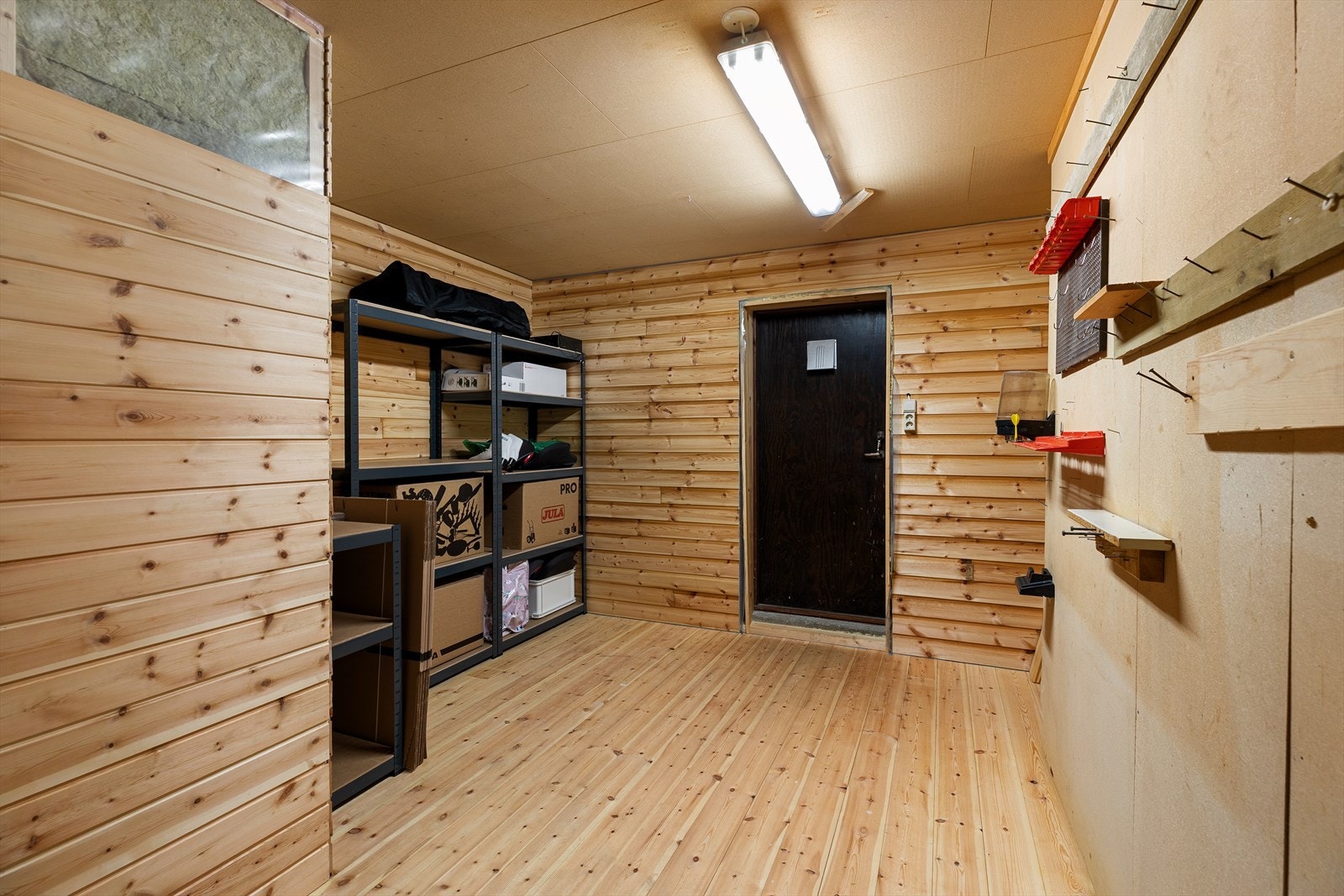 Praktisk utgang til terreng fra bod-/lagerareal. Det er også kjeller under tilbygg som ikke er innredet og har jordgulv, ca. 30 m². Se tilstandsrapport. Galleribilde