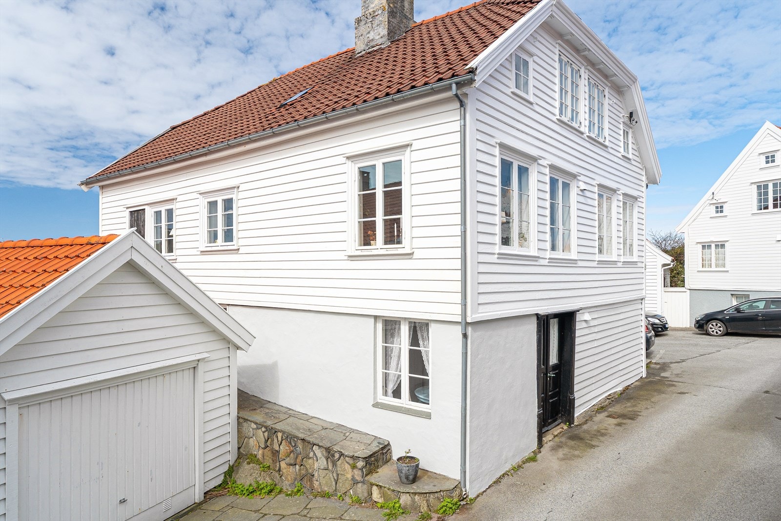 Boligen fremstår som jevnlig vedlikeholdt over tid, og representerer en sjelden mulighet til å eie et autentisk hus i et unikt historisk miljø Galleribilde