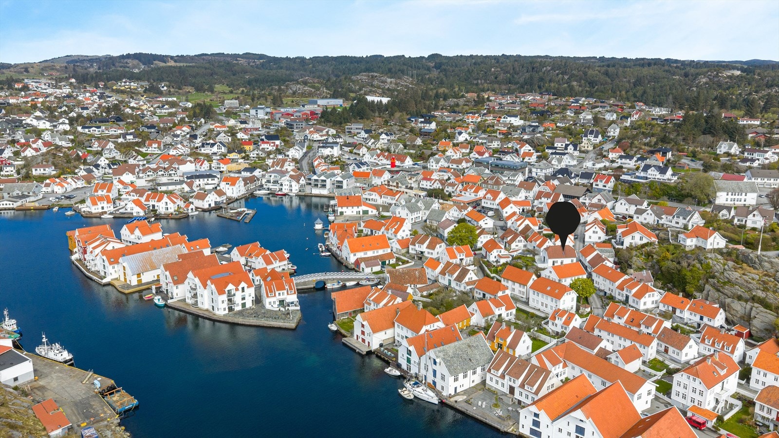Halvorsbakken 9 ligger midt i hjertet av Gamle Skudeneshavn - et av Norges best bevarte trehusmiljøer Galleribilde