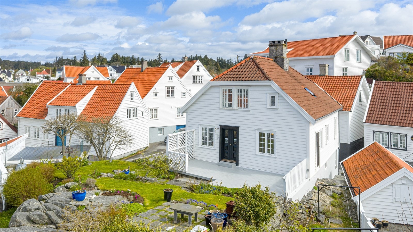 Boligen er oppført i 1861 og representerer en byggeskikk og konstruksjonsmåte som skiller seg vesentlig fra moderne boliger Galleribilde