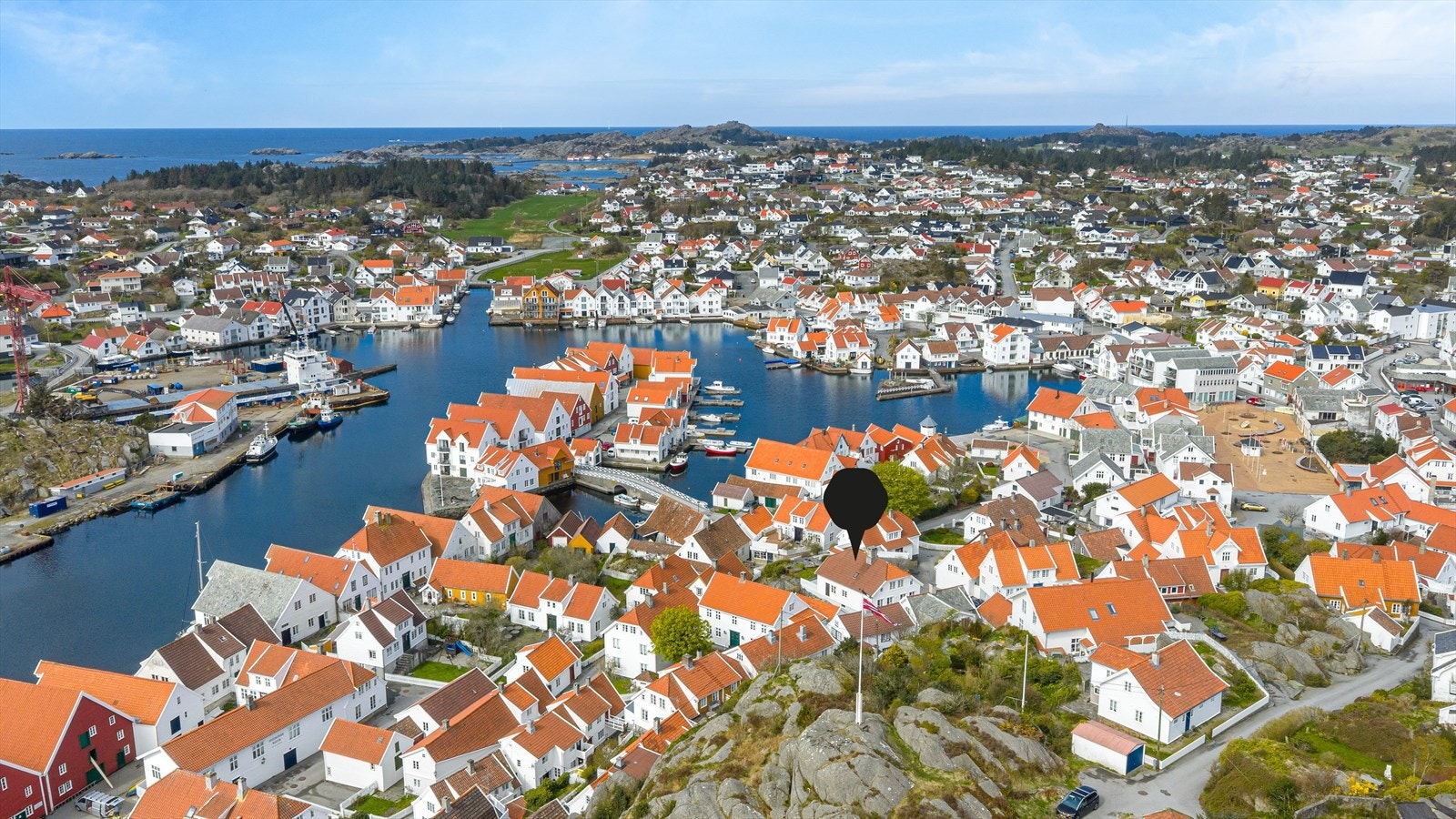 Her får du muligheten til å bo i et unikt og sjarmerende miljø hvor historiske hvite trehus, trange brosteinsgater og maritime omgivelser skaper en helt spesiell atmosfære Galleribilde