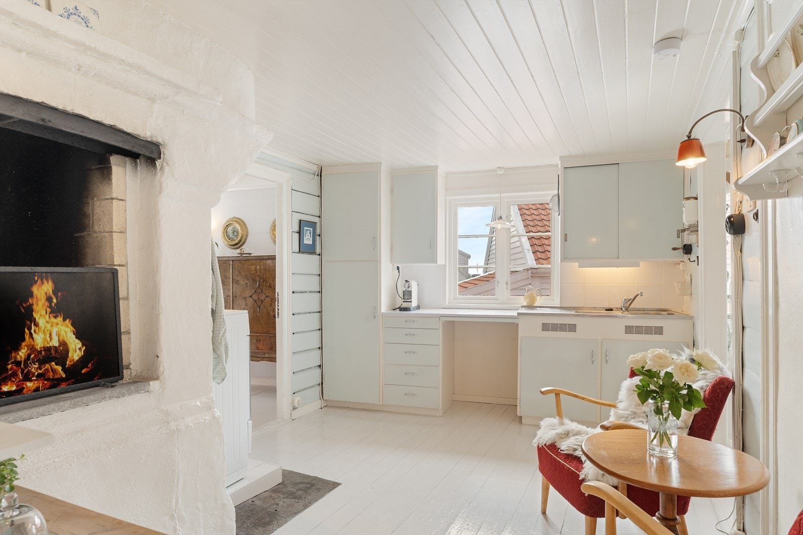 Kjøkkeninnredningen er av eldre dato med slette fronter og laminat benkeplate - det er frittstående hvitevarer Galleribilde