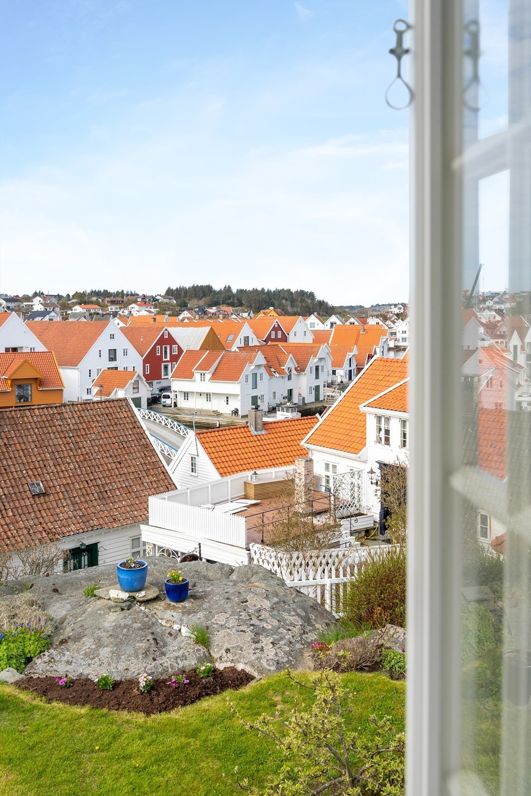 Fra soveromsvinduet kan du nyte herlig utsikt mot nærområdet Galleribilde
