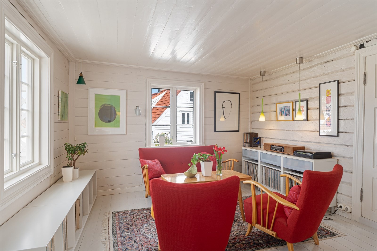 Lys og pen stue med plass til sittegruppe Galleribilde