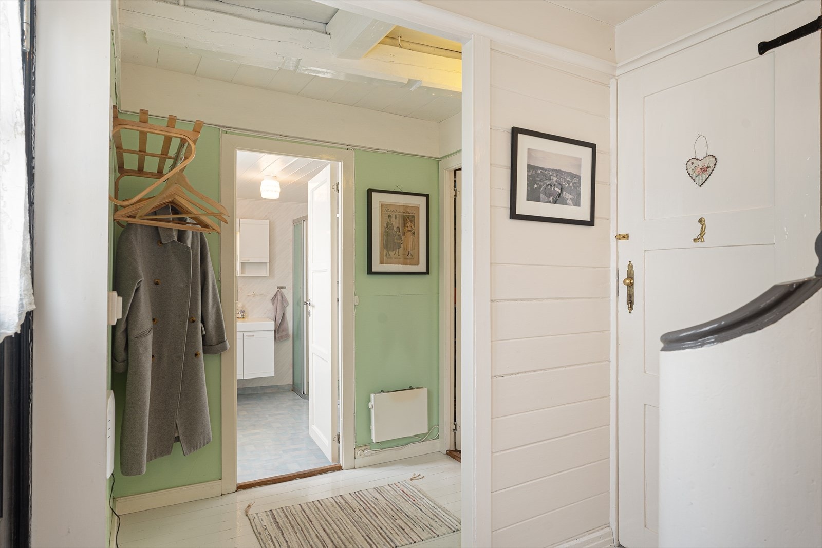 I gangen er det god plass til sko og yttertøy Galleribilde