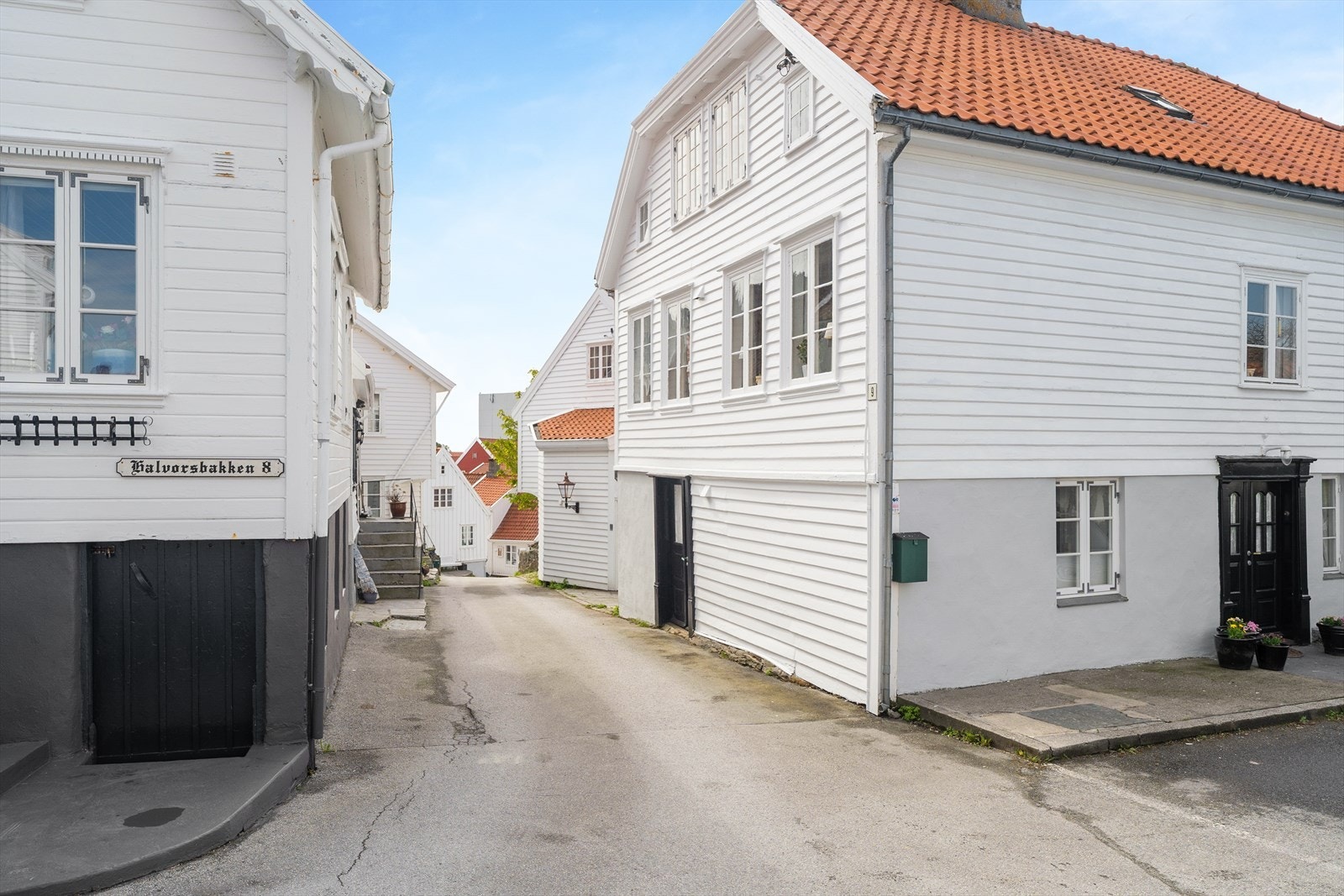 Idylliske Søragadå er en levende bydel og det bor fastboende i flertallet av bolighusene - i tillegg finner du gallerier, utstillinger av husflid og brukskunst, kafeer, puber og ikke minst museet i Melandsgården Galleribilde