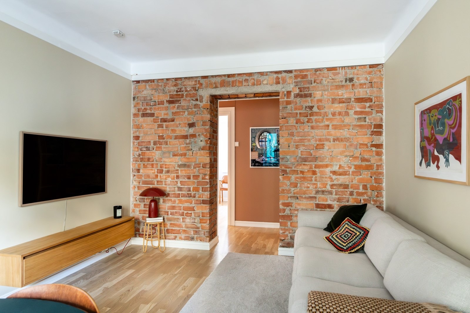 Stuen har god plass til en romslig sofa med sofabord og tv-bord. Galleribilde