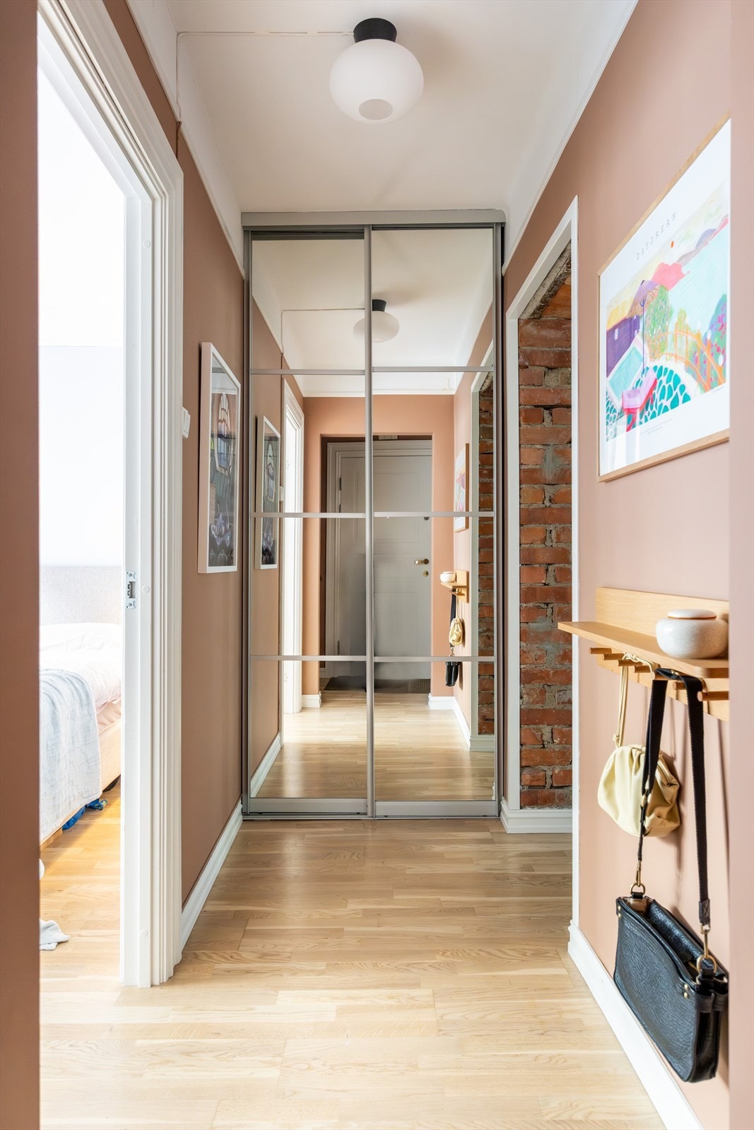 Det er også gode oppbevaringsmuligheter med garderobeløsning. Galleribilde