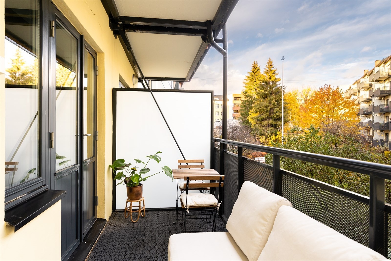 Her får du en gjennomgående og tiltalende 2-roms med tilbaketrukket beliggenhet på Grünerløkka/Rodeløkka! Galleribilde