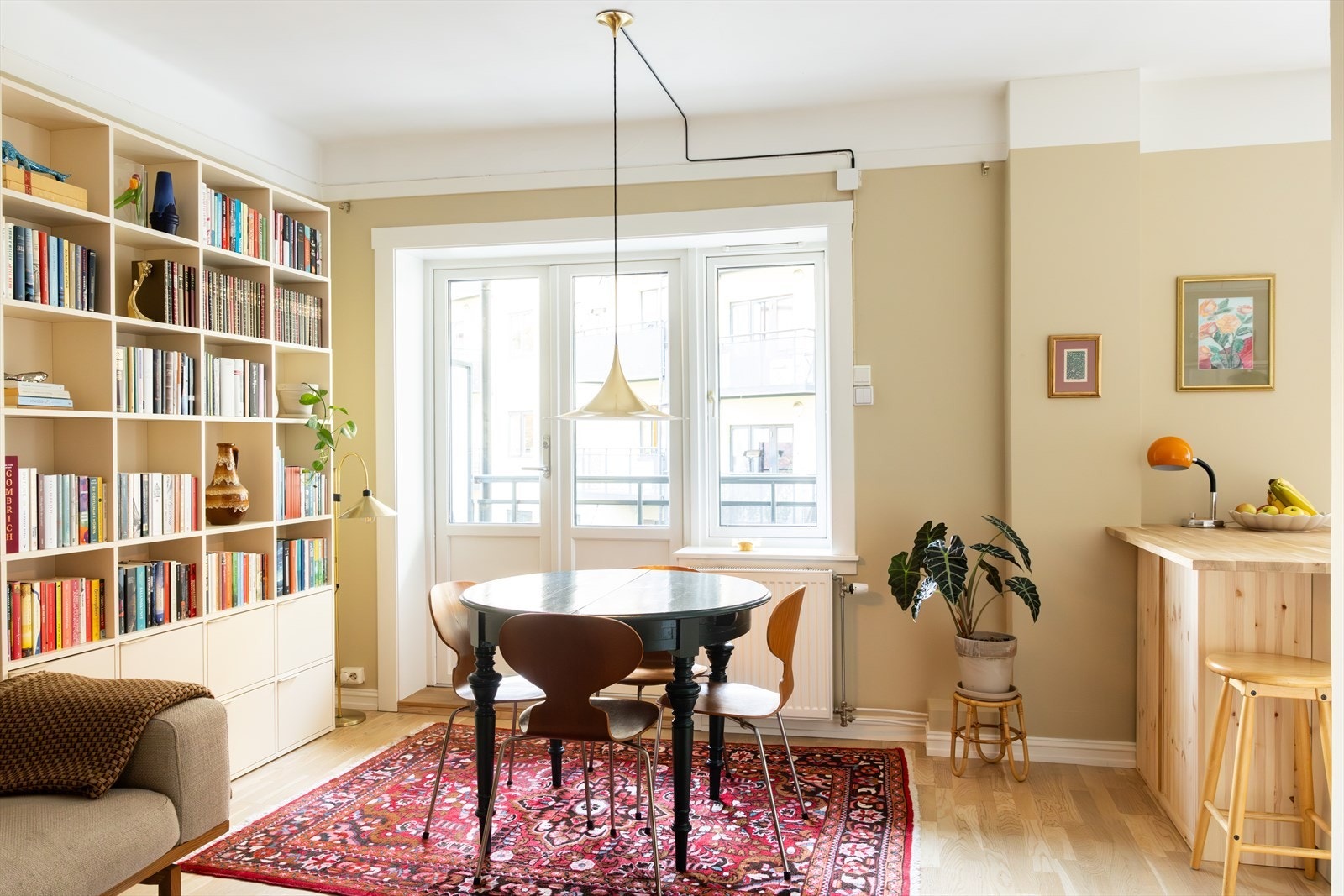 Fra stuen er det direkte utgang til balkongen. Galleribilde