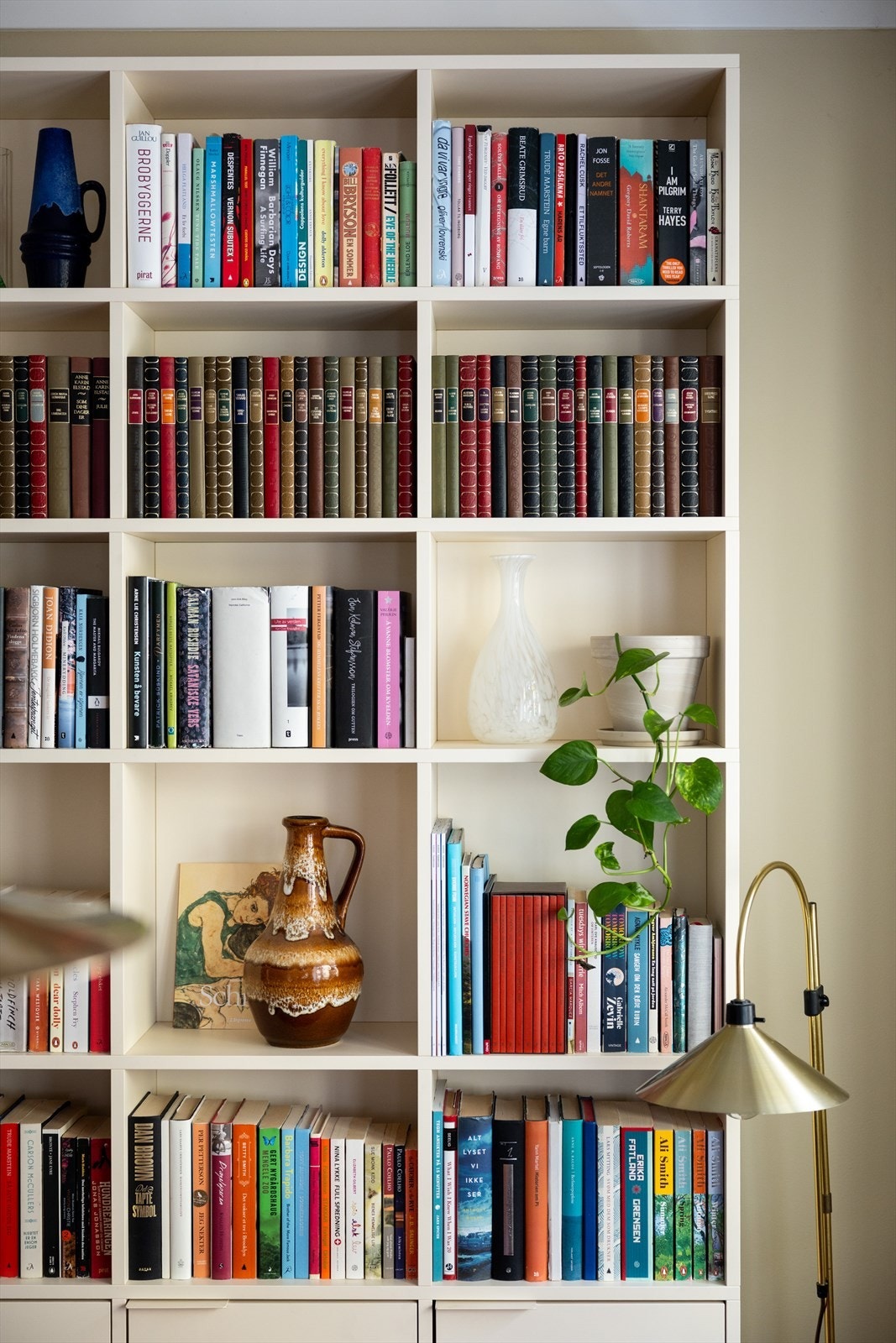 Stilig og romslig bokhylle med god plass til både bøker og dekor. Galleribilde