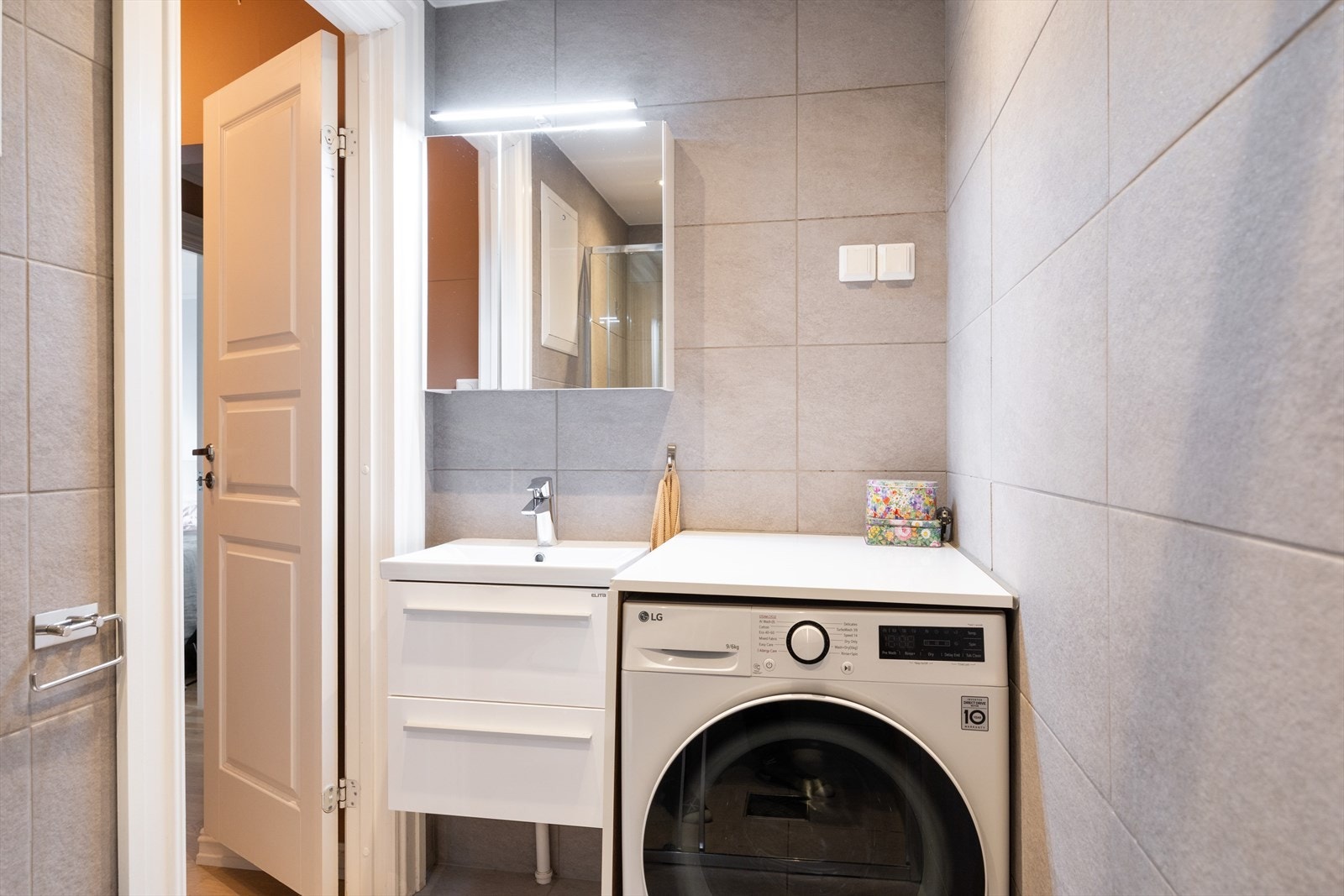 Badet fremstår som moderne og pent med flislagte overflater på vegger og gulv. Galleribilde