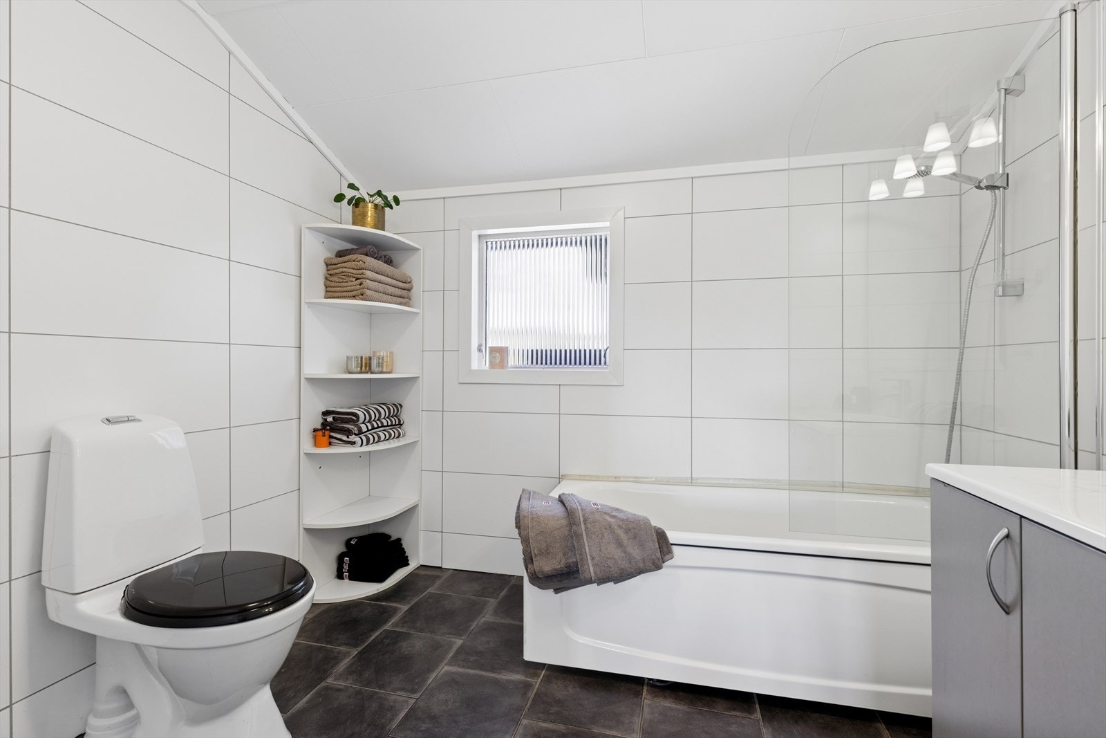 Baderom i 2. etasje med badekar, servant og WC Galleribilde