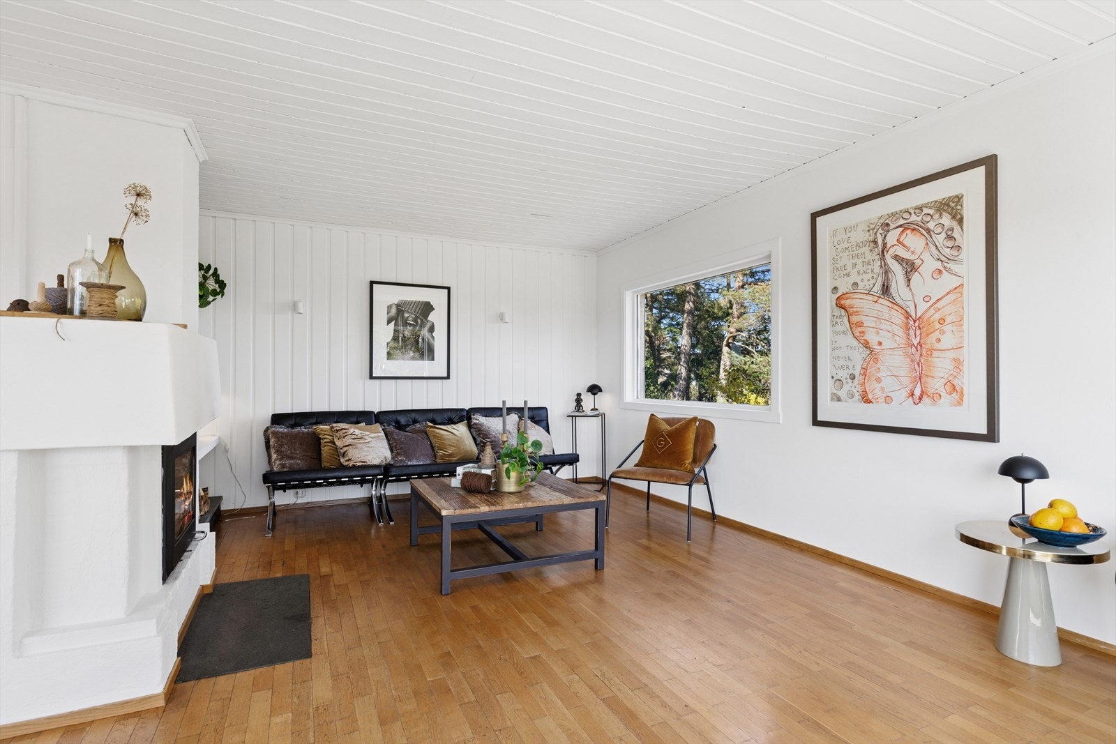 Stua fremstår som lys og pen og er svært romslig. Oppvarming med peisovn Galleribilde