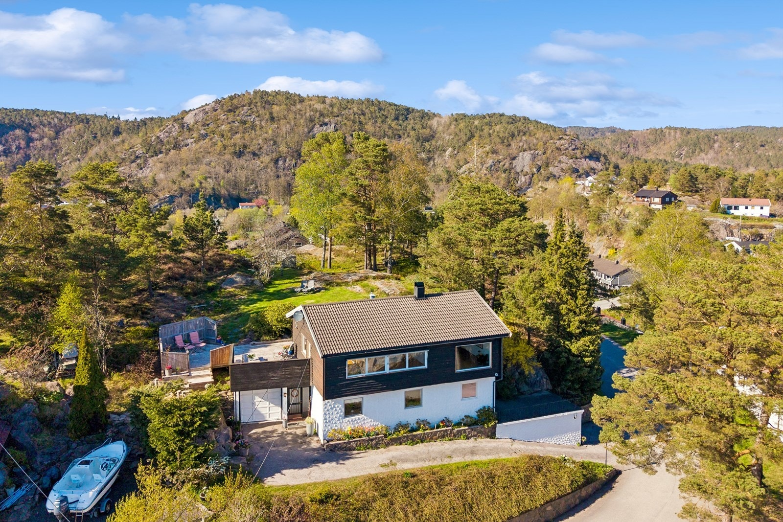 Eiendomsmegler Norge Kristiansand Eikeheia/Søgne - Romslig og innholdsrik enebolig på en stor og fantastisk tomt med fin utsikt og stort potensiale - S