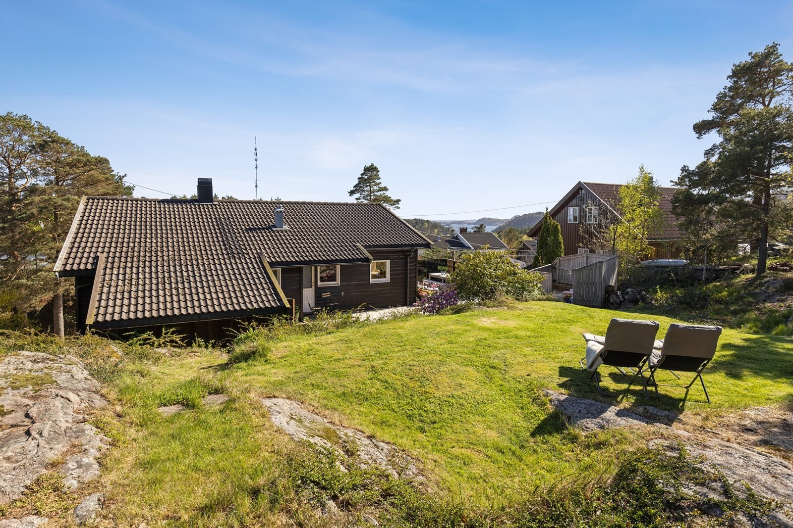 Det finnes ikke mange boliger med så stor, usjenert og deilig tomt Galleribilde