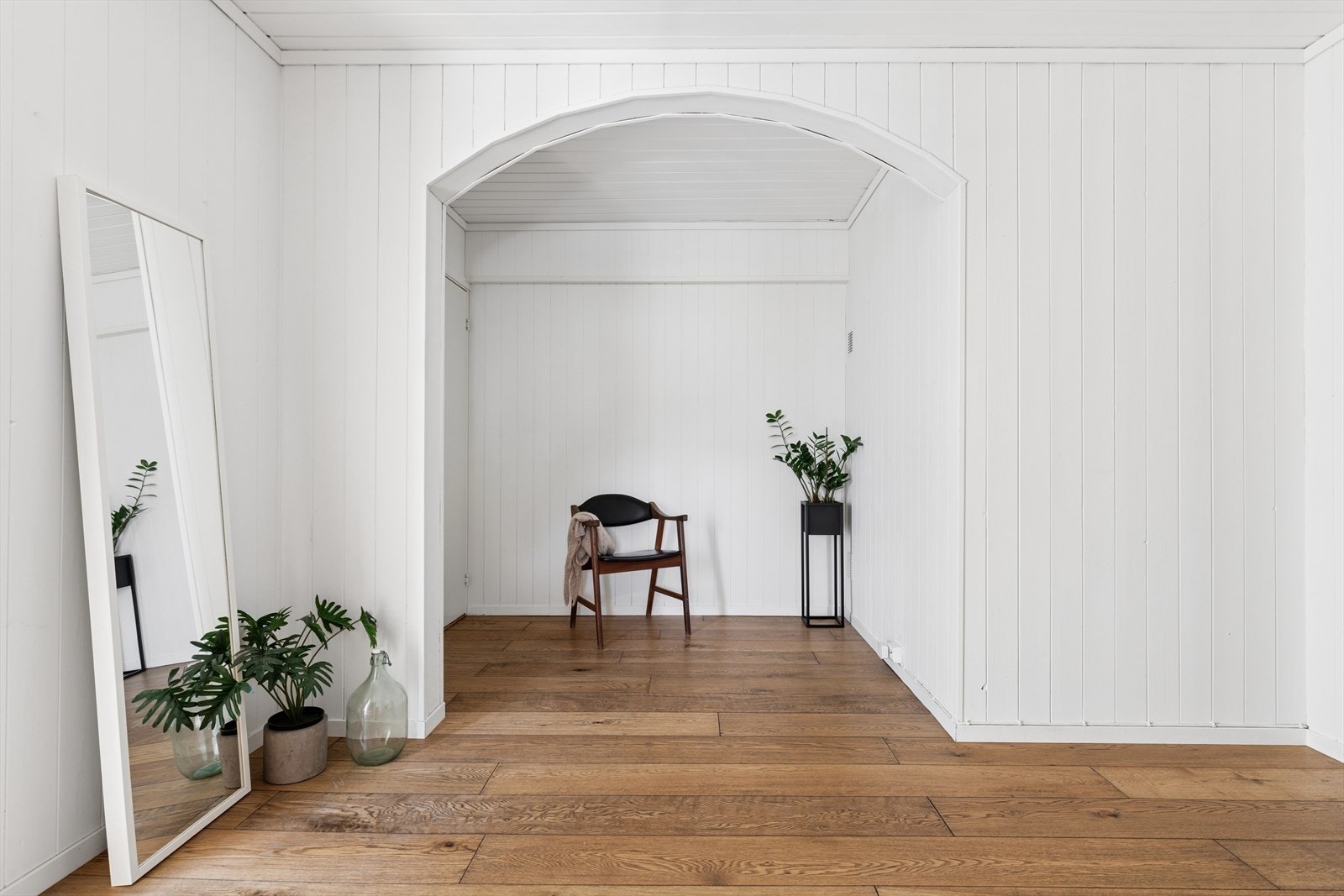 Stort innhook hvor man kan etabler garderobe. Her er det også utgang direkte ut i garasjen Galleribilde