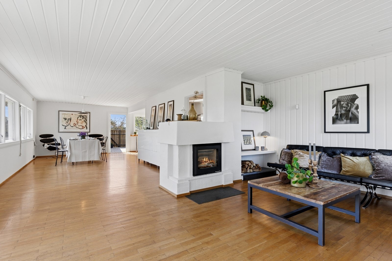 Boligen er innholdsrik og romslig. Stuen er stor og god med plass til flere sittegrupper Galleribilde