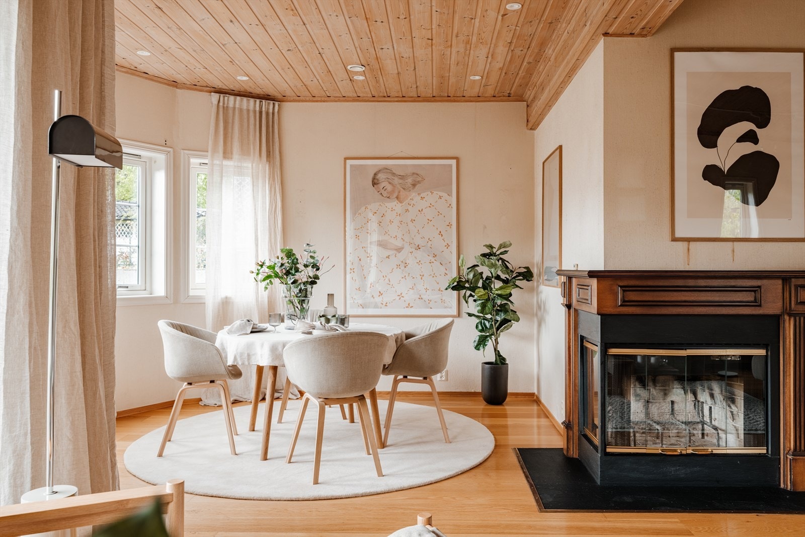 Peisen utgjør et fint og stemningsfullt element til rommet, og er i tillegg en ypperlig varmekilde på kaldere dager. Galleribilde
