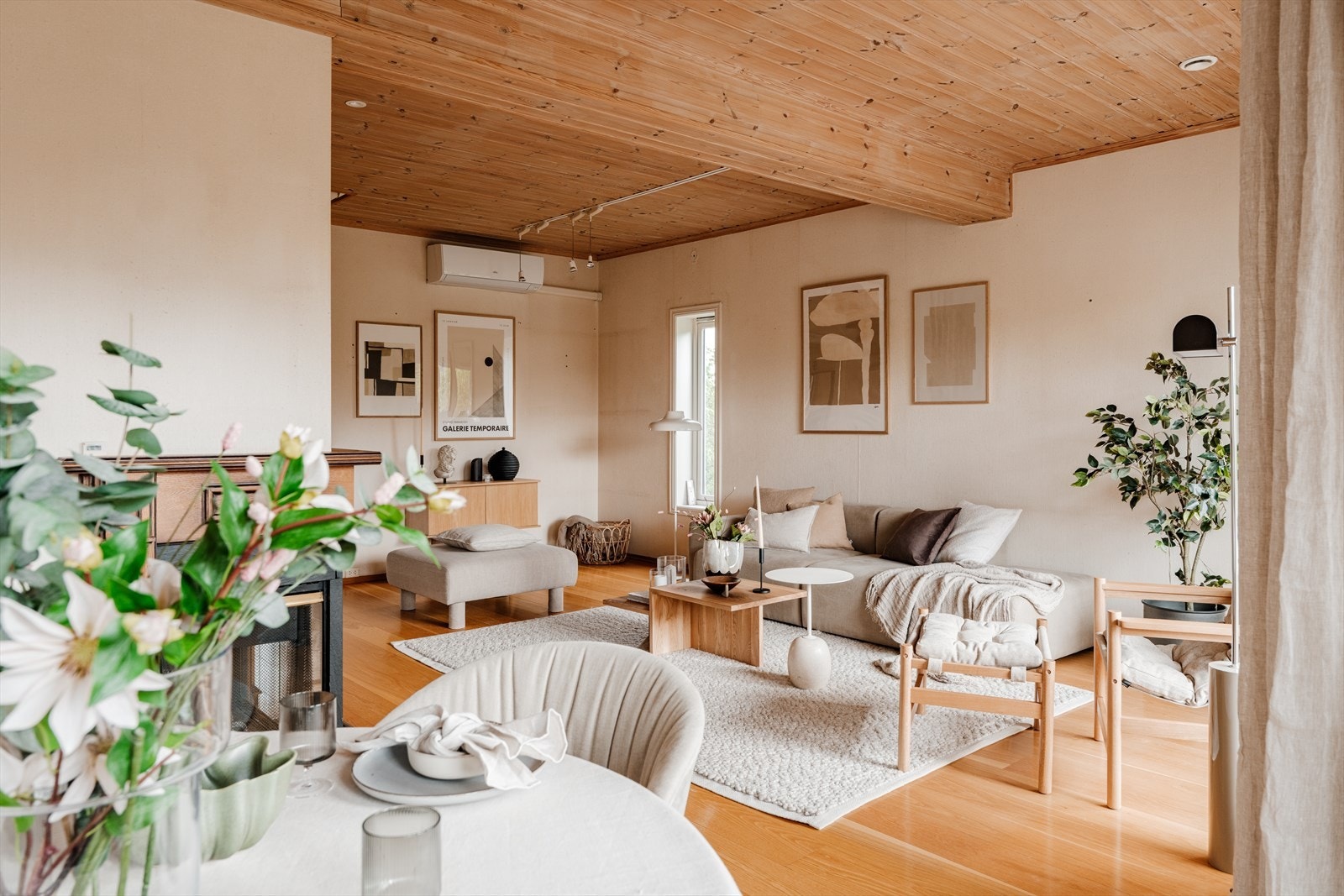 I stuen er det god plass til både sofaseksjon, spisebord og øvrig møblement etter ønske. Galleribilde
