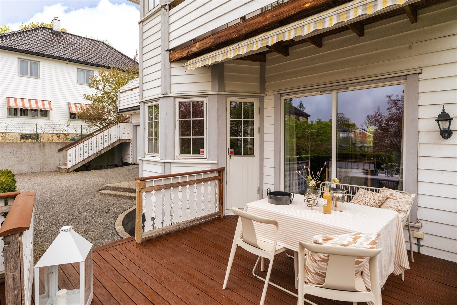Fra stue er det adkomst til sydvendt terrasse og egen romslig hage. Galleribilde