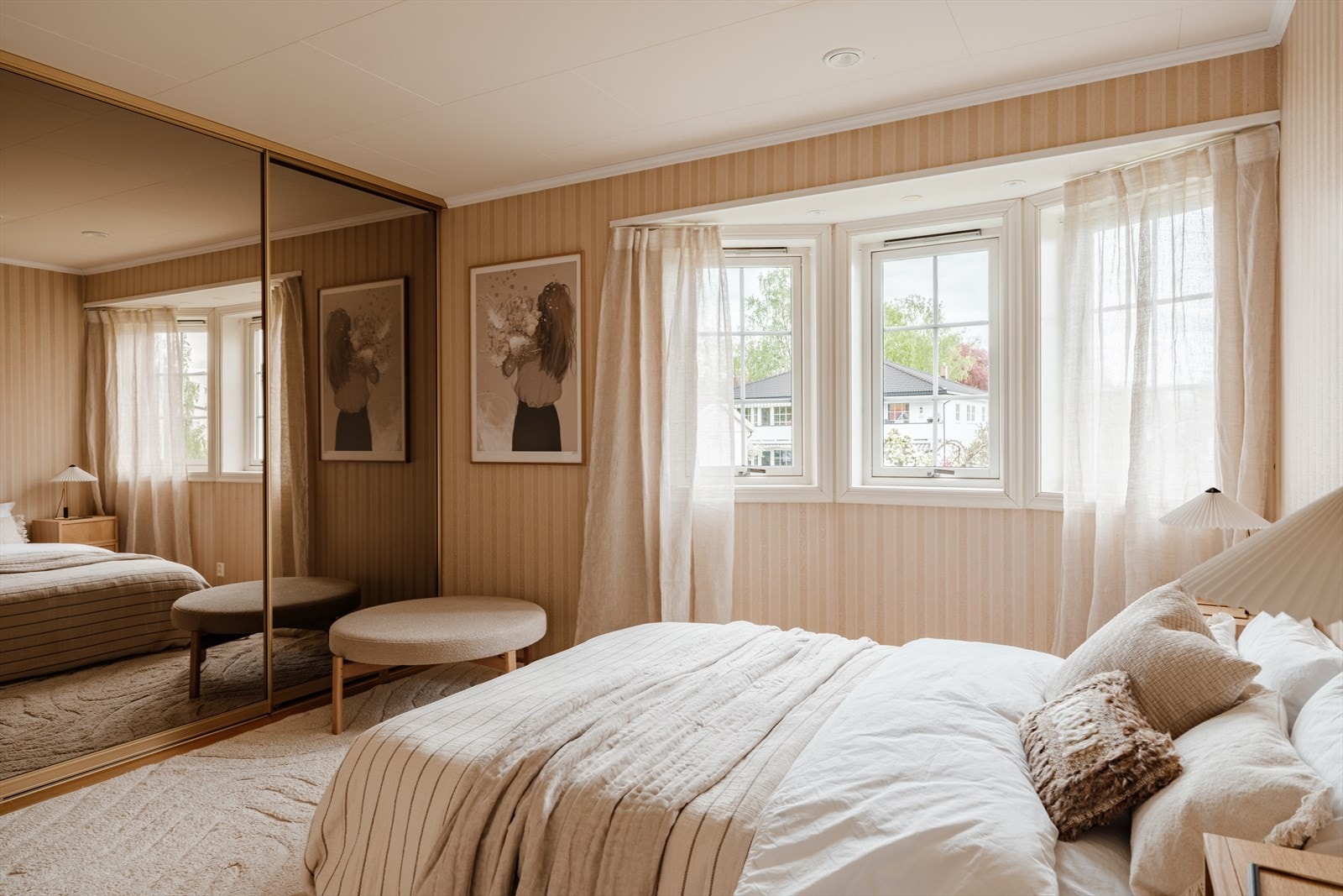 God garderobeløsning på soverommet gir romslig plass til klær og tilbehør. Galleribilde