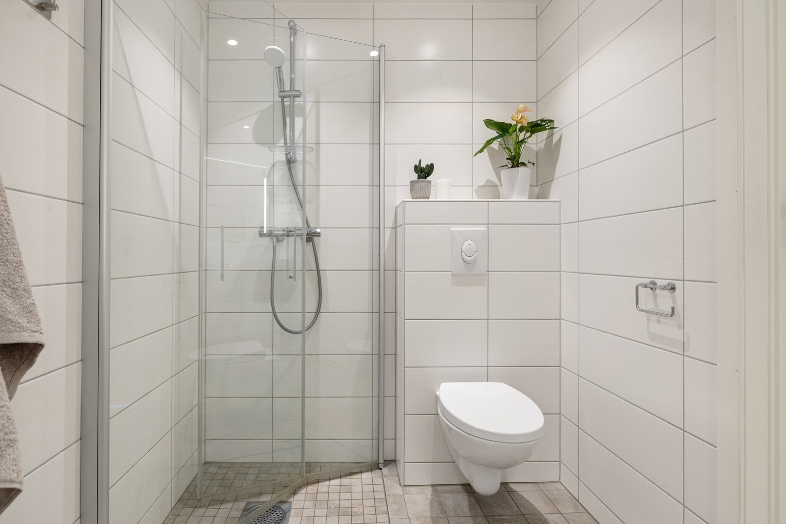 Badet er utstyrt med toalett, dusjhjørne, baderomsinnredning og opplegg til vaskemaskin. Galleribilde