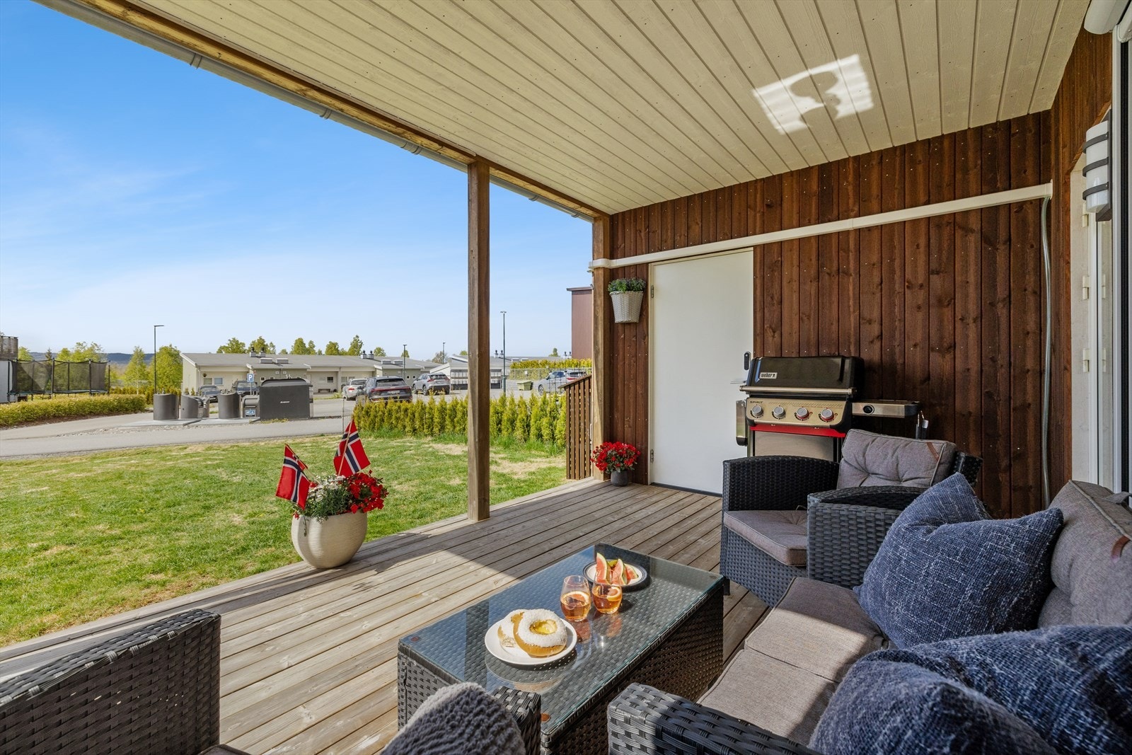 Til leiligheten hører en utvendig bod på 5 m² og en carport med elbillader. Galleribilde