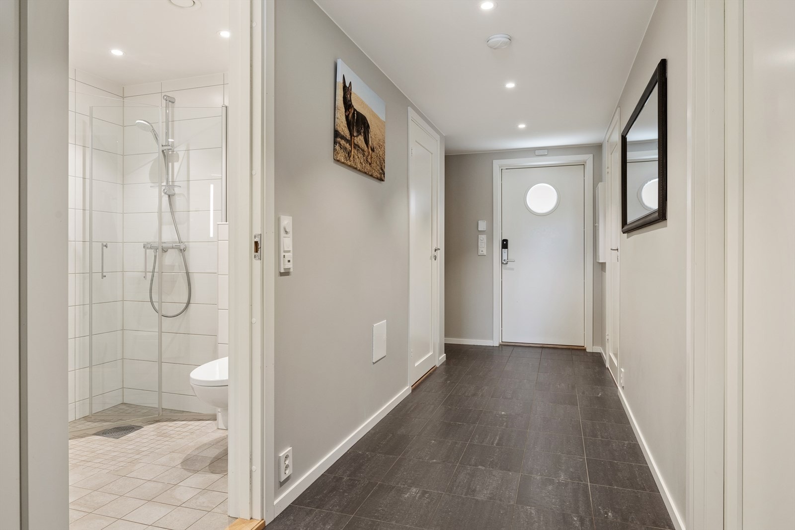 Fra gangen er det tilgang til en innvendig bod på 4,3 m² for ekstra lagring. Galleribilde