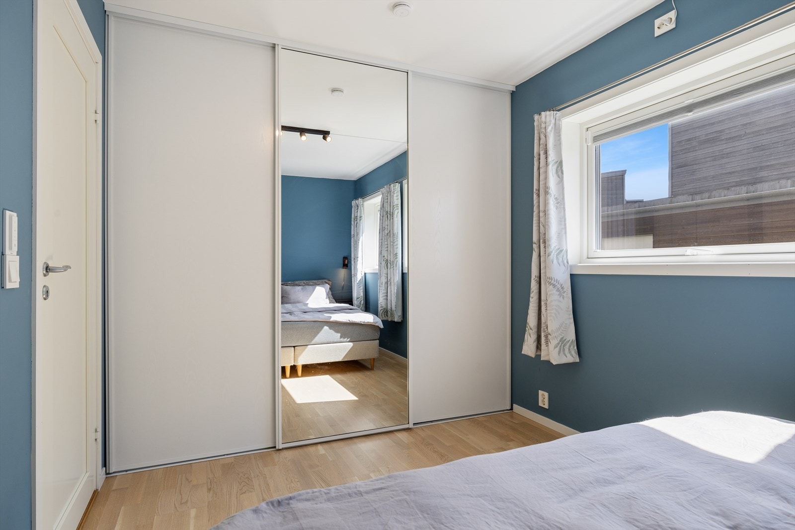 Hovedsoverommet er utstyrt med en skyvedørsgarderobe som gir godt med oppbevaringsplass. Galleribilde