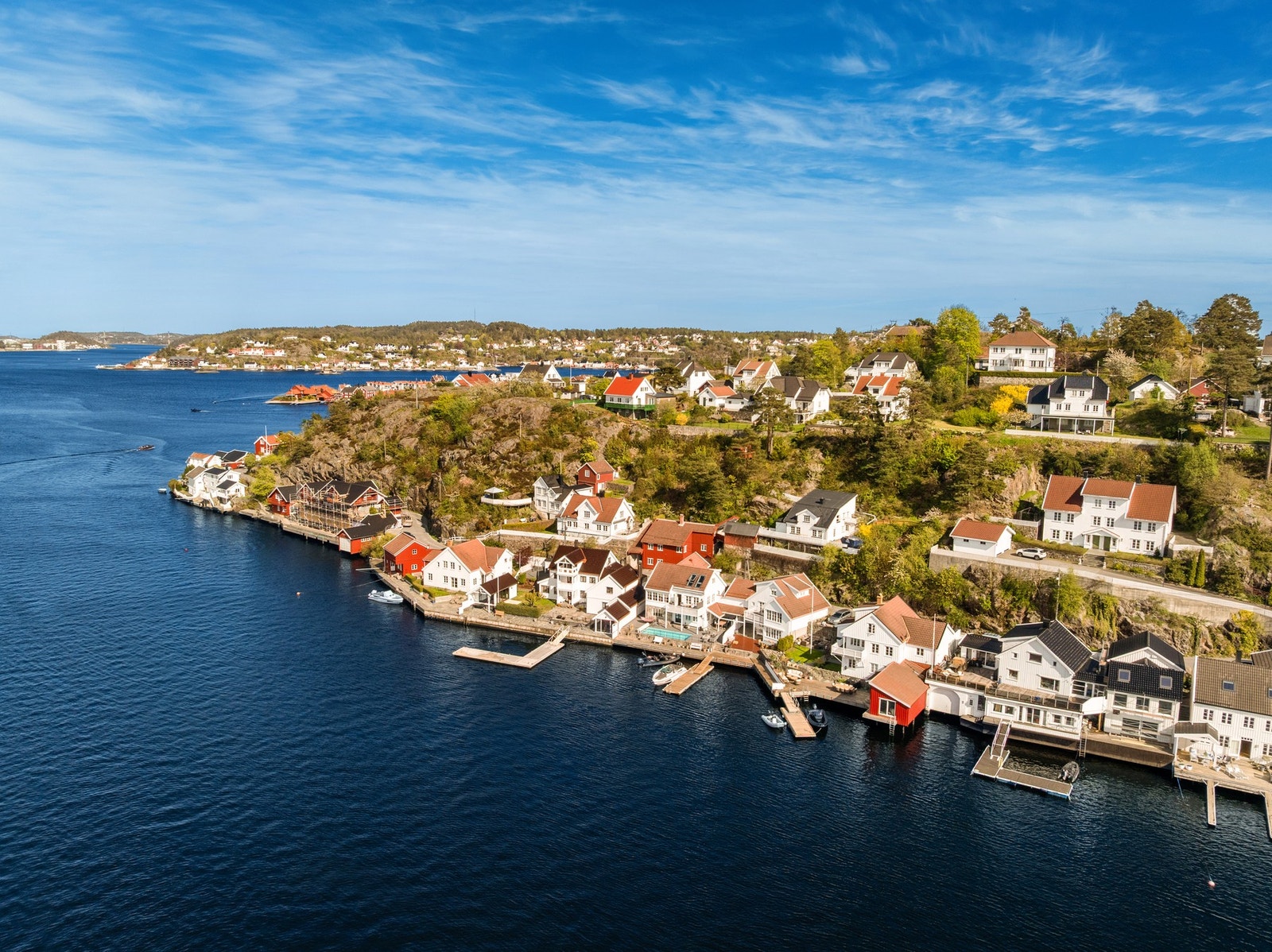 Området byr på et sjarmerende og maritimt miljø med hvitmalte sørlandshus, småbåtliv og kort vei til flotte badeplasser og skjærgård. Galleribilde