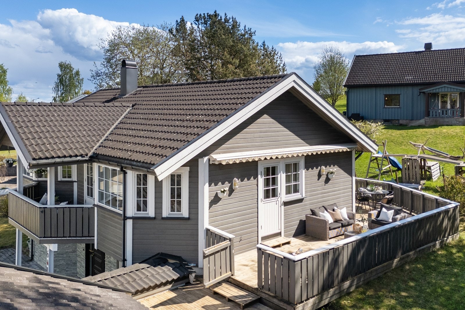 Solrik og svært trivelig terrasse på hele 45 m², som legger til rette for mange hyggelige stunder utendørs. Galleribilde