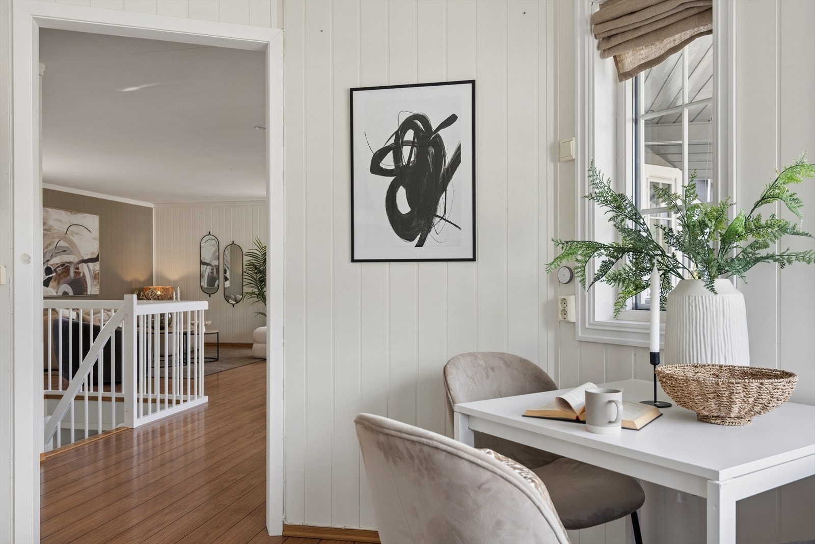 Rommet gir plass til et trivelig frokostbord, ideelt for rolige morgenstunder. Galleribilde