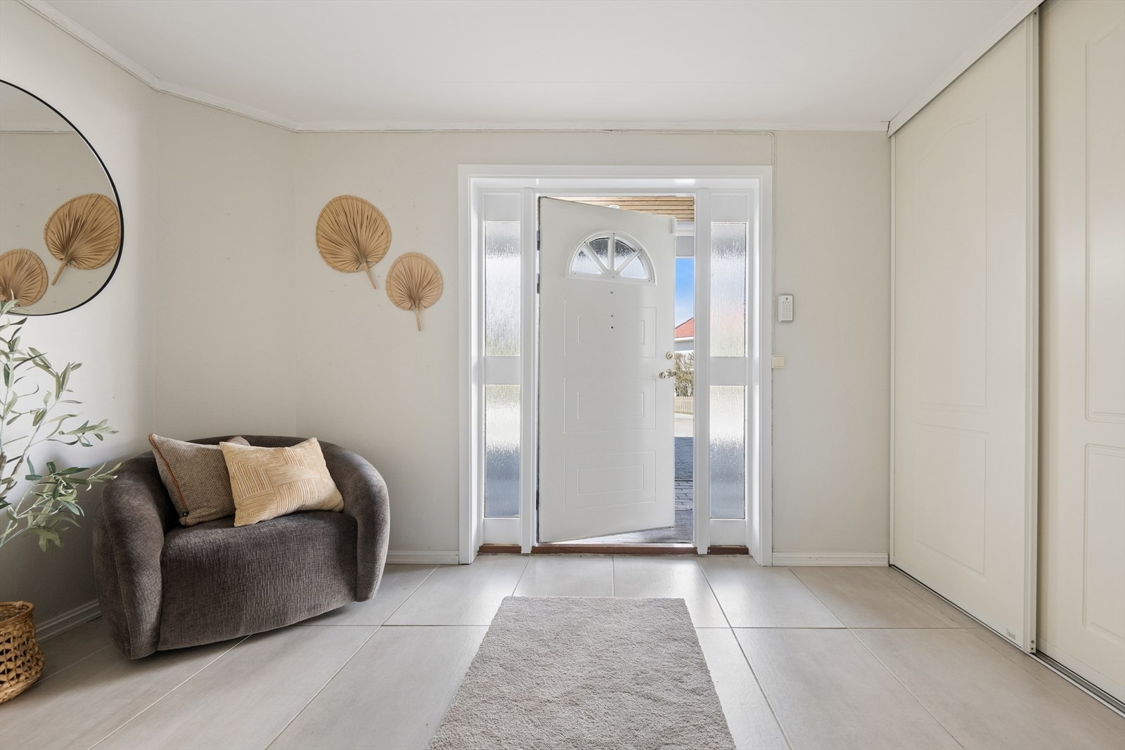 Entréen fremstår som romslig og innbydende, med praktisk skyvedørsgarderobe som gir gode oppbevaringsmuligheter for yttertøy og sko. Galleribilde