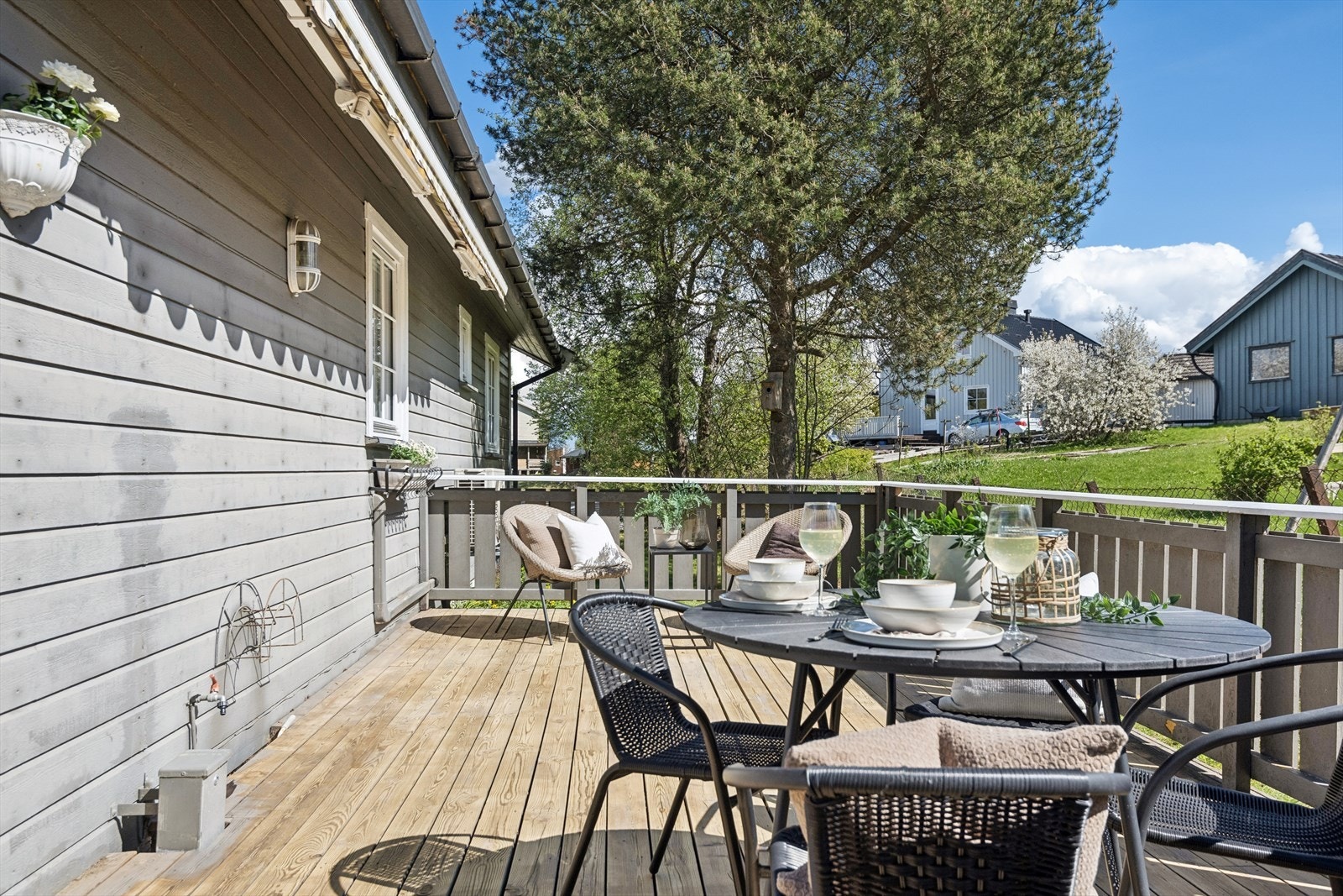 Her er det rikelig med plass for utemøbler, grilling og sosiale sammenkomster. Galleribilde