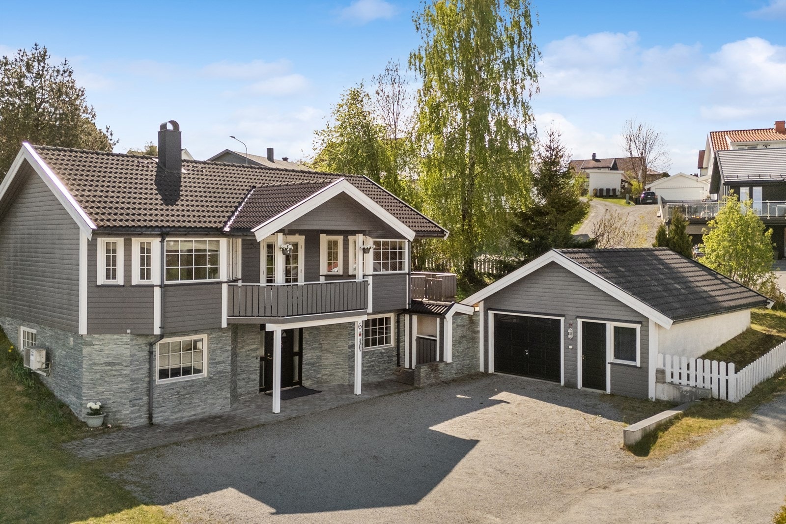 Stor og flott familiebolig over to etasjeplan, med gode parkeringsmuligheter både i garasje og på egen gårdsplass. Garasjen har innlagt strøm og elbillader, samt en praktisk oppvarmet bod. Galleribilde