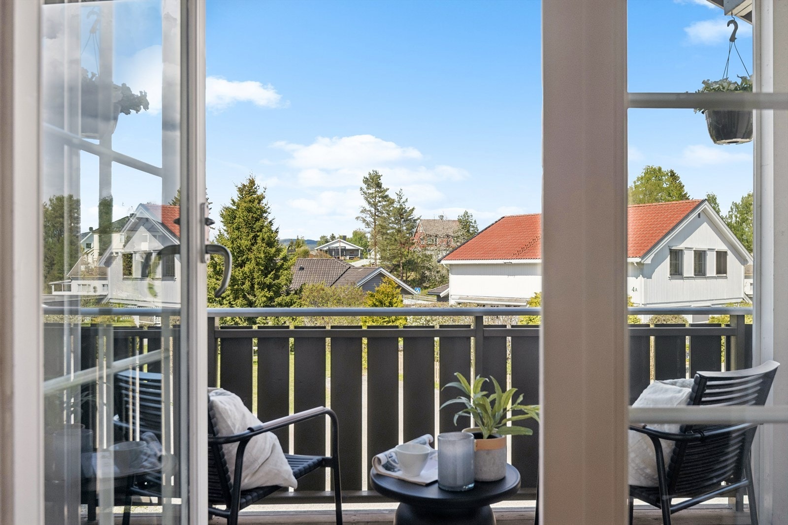 Fra stuen er det utgang til en nordvendt balkong på ca. 9 m² med takoverbygg, som gir skjermet uteplass. Galleribilde