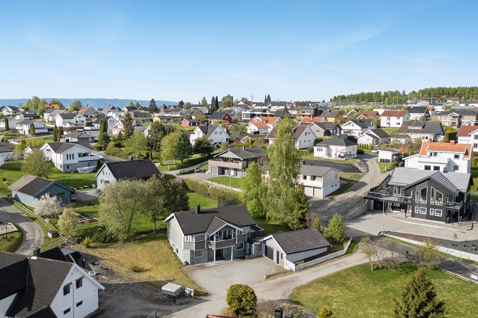 Arealet ved siden av boligen benyttes til "akebakke på vinterstid" til stor glede for de aller minste. Nabolagets felles "Minipark" i front av boligen. Galleribilde