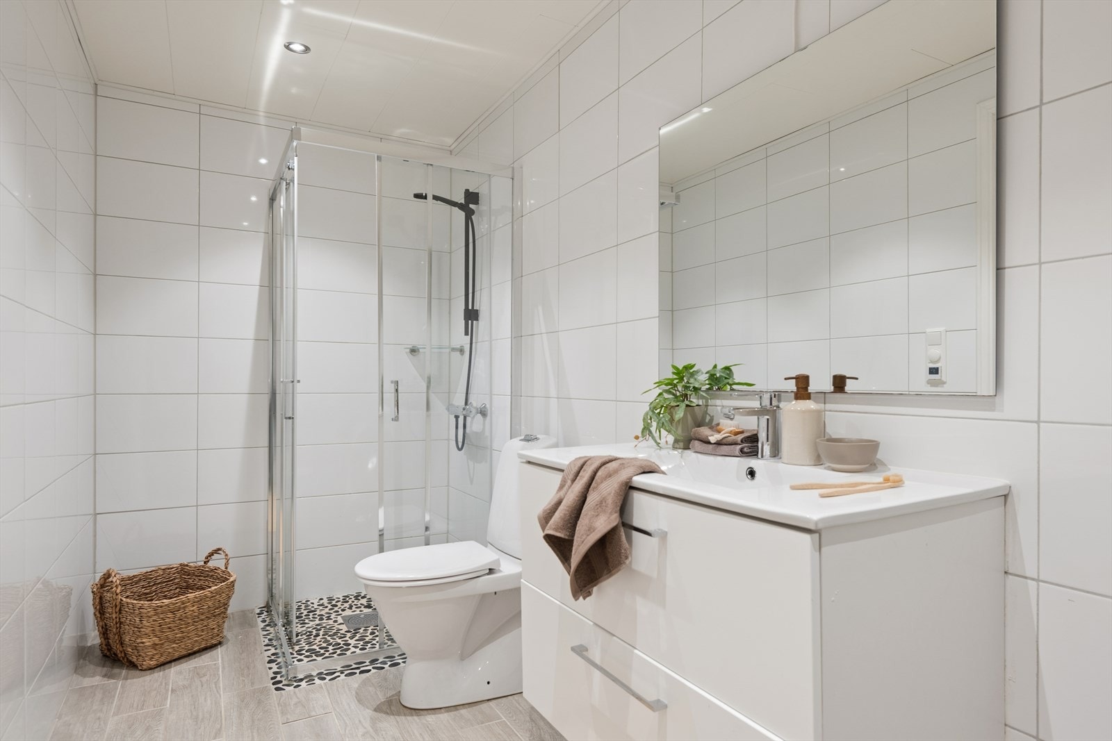 Badet i underetasjen har fliser på gulv og vegger, samt gulvvarme og opplegg for vaskemaskin. Overflatene ble fornyet i 2018. Galleribilde