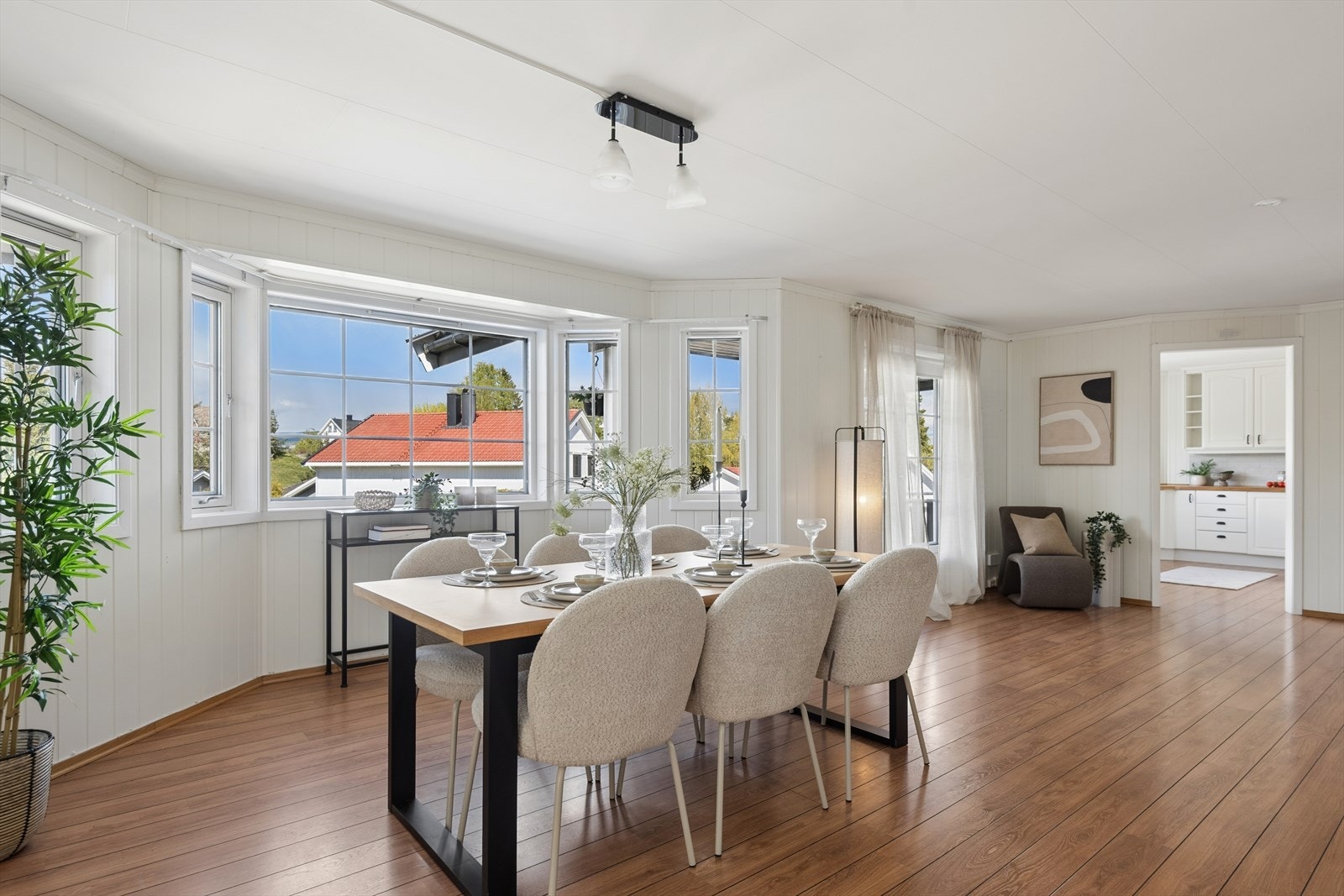 Det er også god plass til en innbydende spisegruppe som legger til rette for hyggelige stunder i hverdagen. Galleribilde