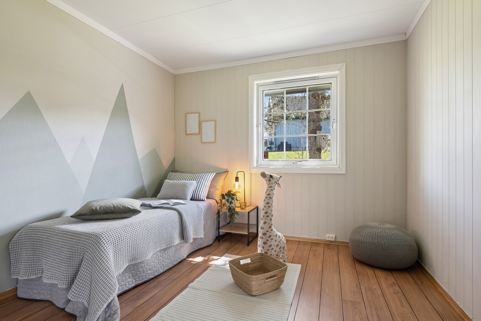 I øverste etasje ligger ett av boligens fire soverom, med fleksible og gode innredningsmuligheter. Galleribilde