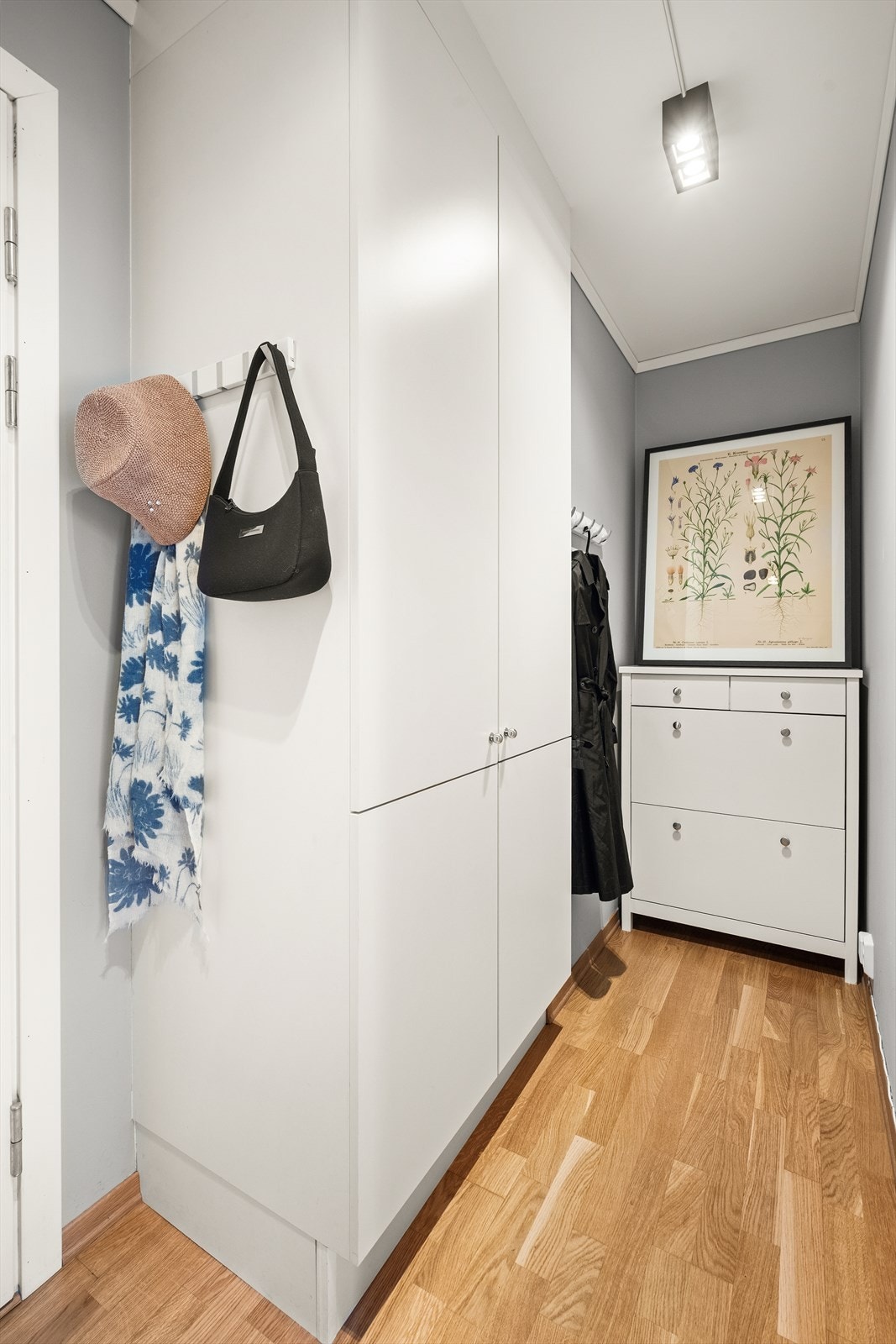 Leiligheten ønsker deg velkommen med en lys og innbydende entré med gode oppbevaringsmuligheter i stor plassbygget garderobe samt skoskap. Galleribilde