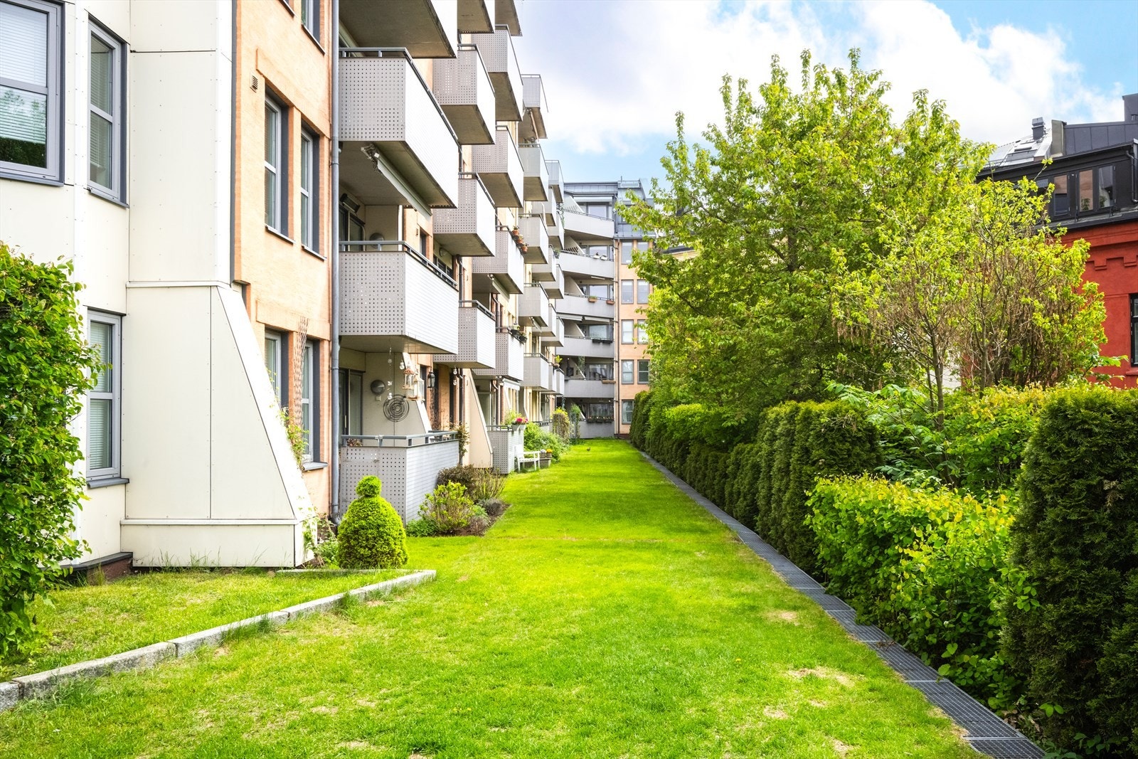 Boligen har en hyggelig bakgård med plen og diverse beplantning. Galleribilde