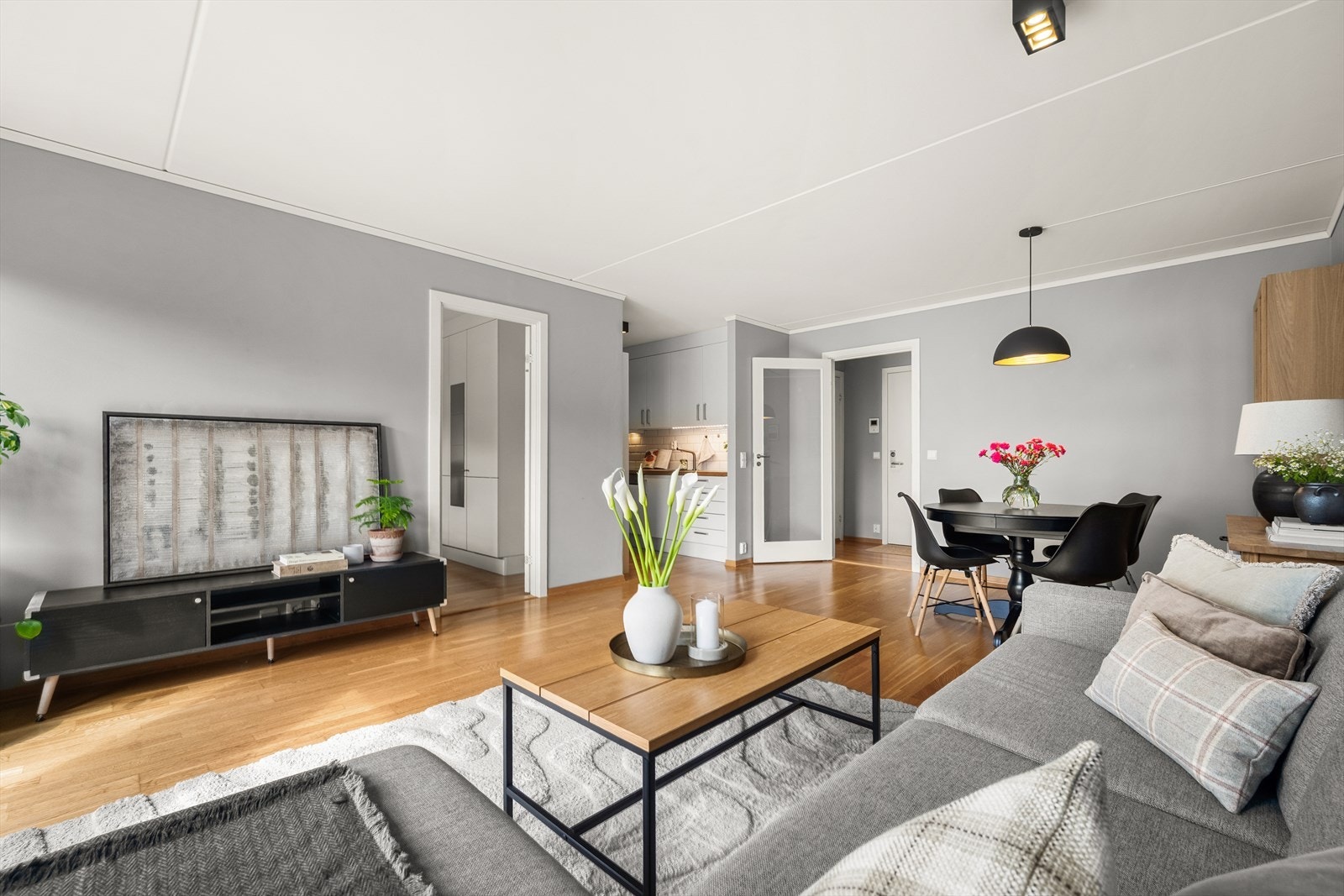 Boligen har en effektiv planløsning med god plass til et spisebord. Galleribilde