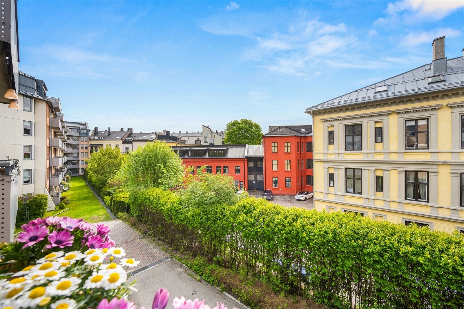 Hyggelig og flott utsyn mot frodig bakgård i rolige omgivelser. Galleribilde