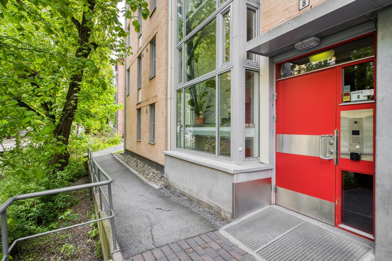 Et pent og ryddig inngangparti. Galleribilde