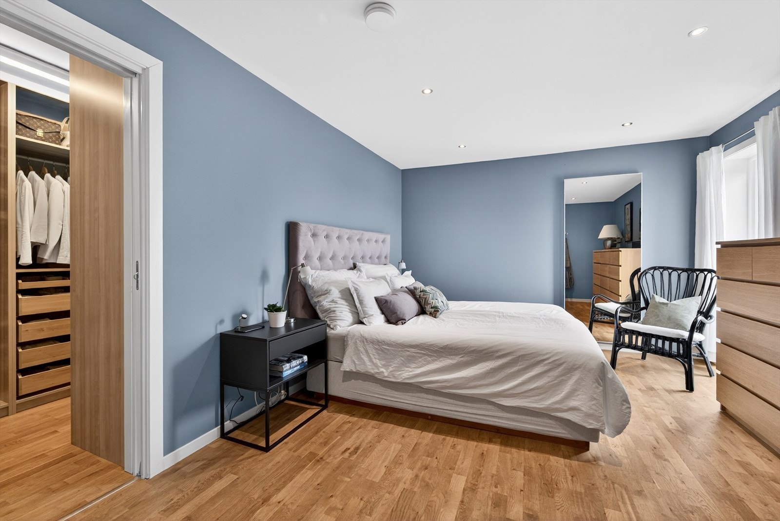 Boligens øverste plan har to romslige soverom - Soverom 1/2 har utgang til baksiden av boligen og egen walk-in-closet. Galleribilde